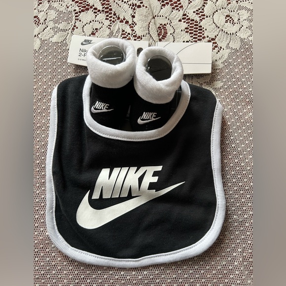 Nike 2-Piece Baby Set Bib & Booties NEW 0-6 Months Black & White - Picture 1 of 2